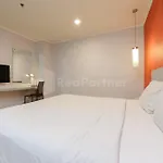 Metro Hotel Near Kota Tua Mitra Reddoorz