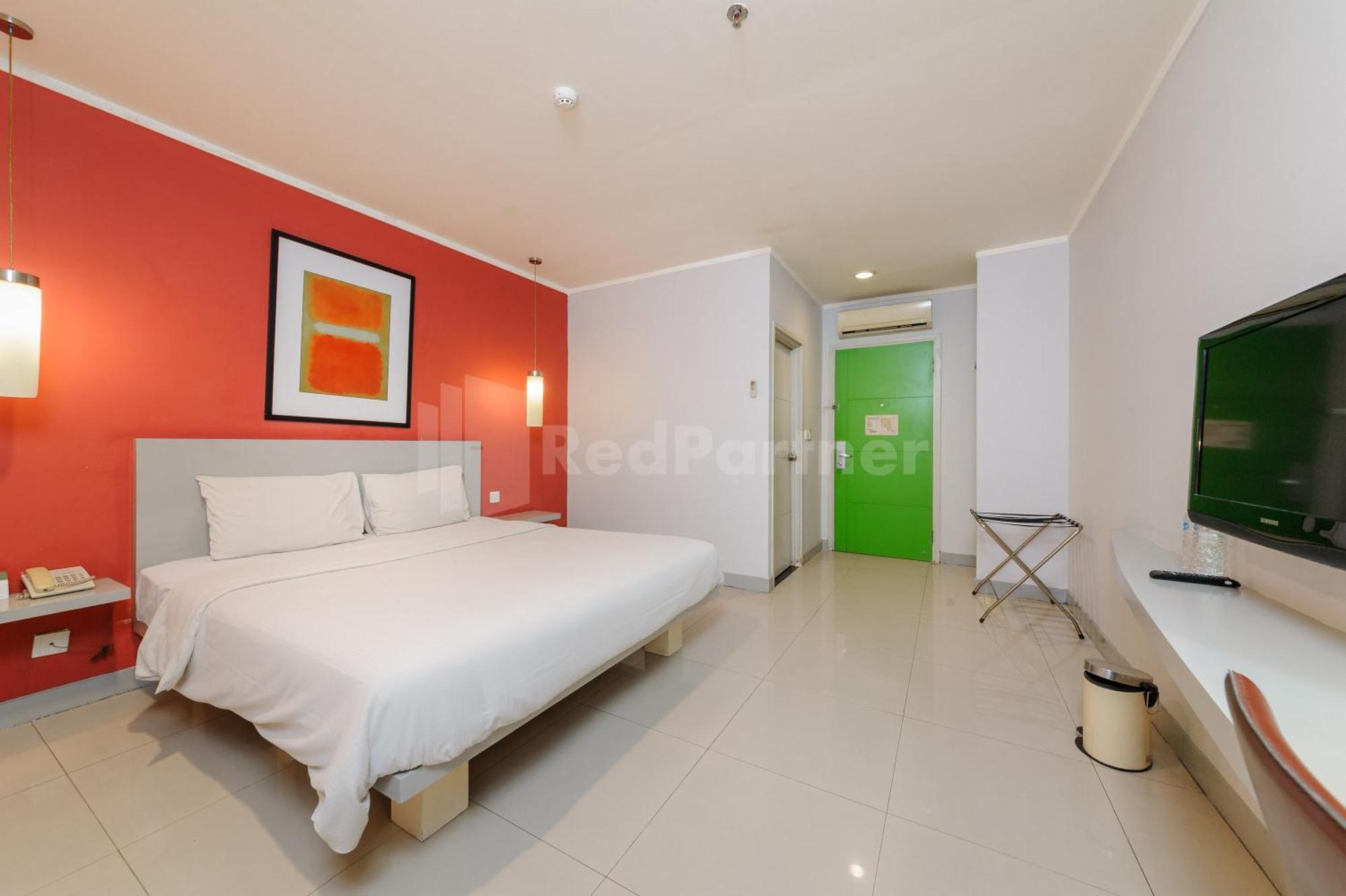 Metro Near Kota Tua Mitra Reddoorz Hotel 3*