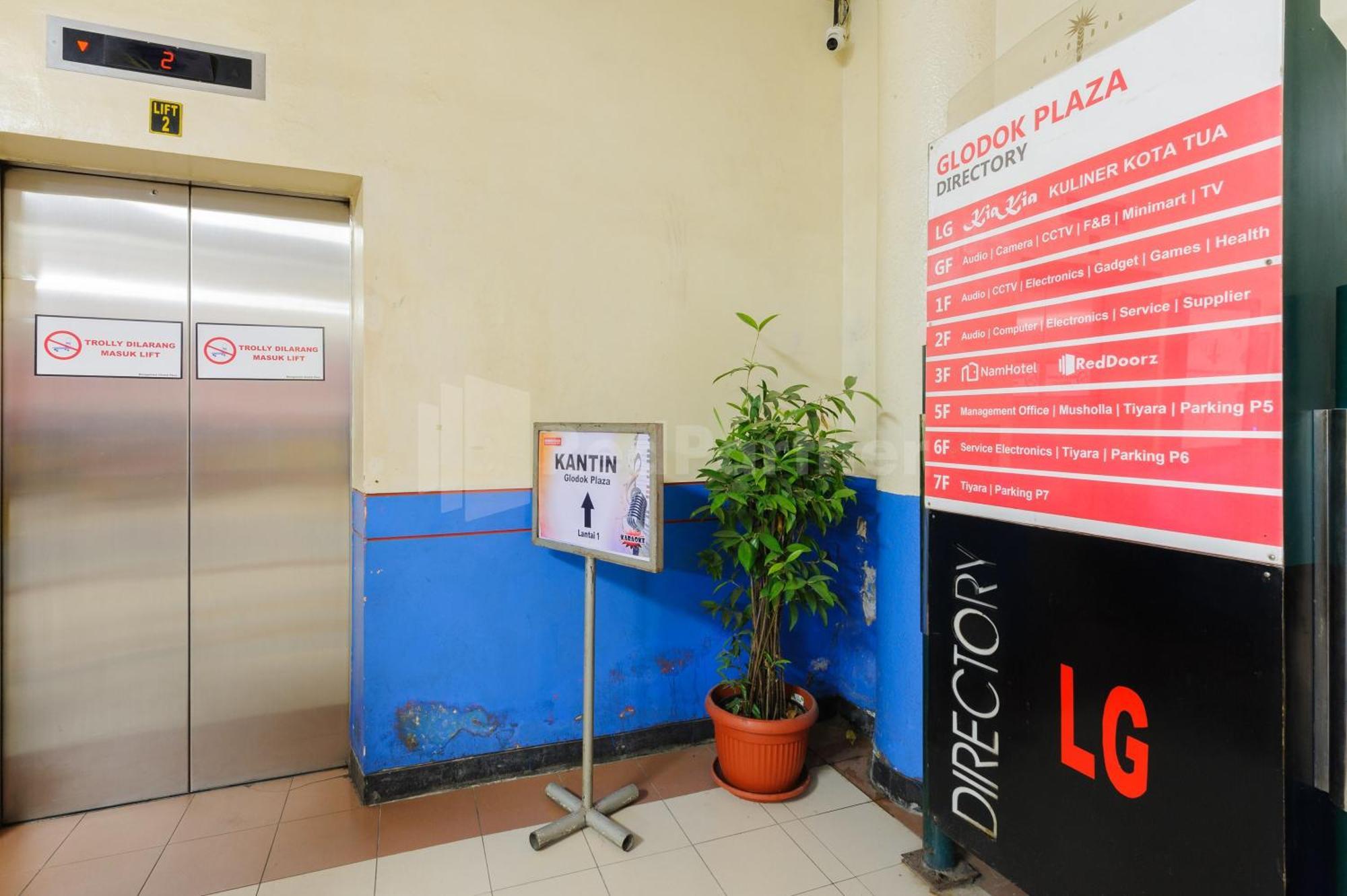 Hotel Metro Near Kota Tua Mitra Reddoorz