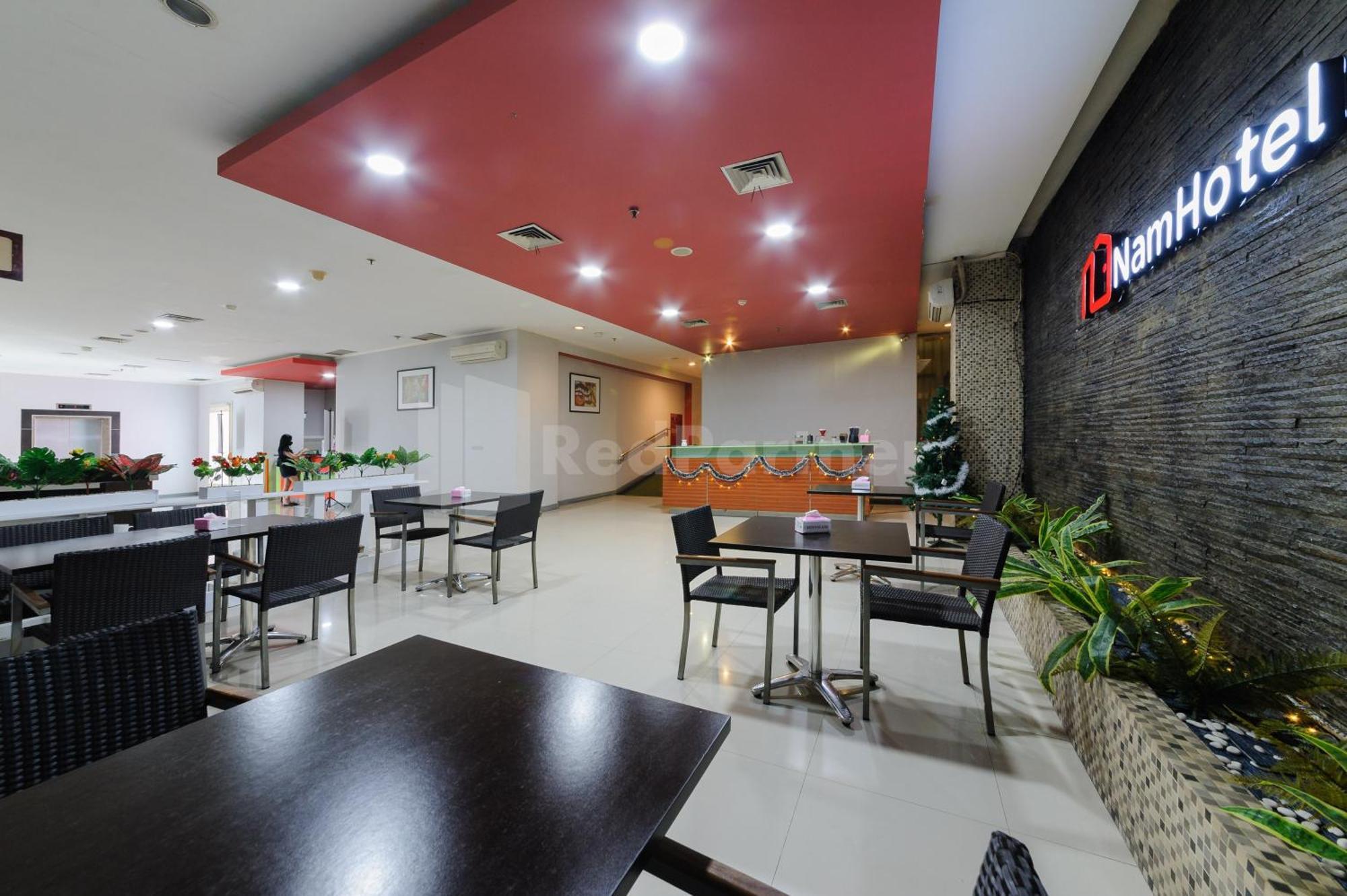 Metro Near Kota Tua Mitra Reddoorz Hotel