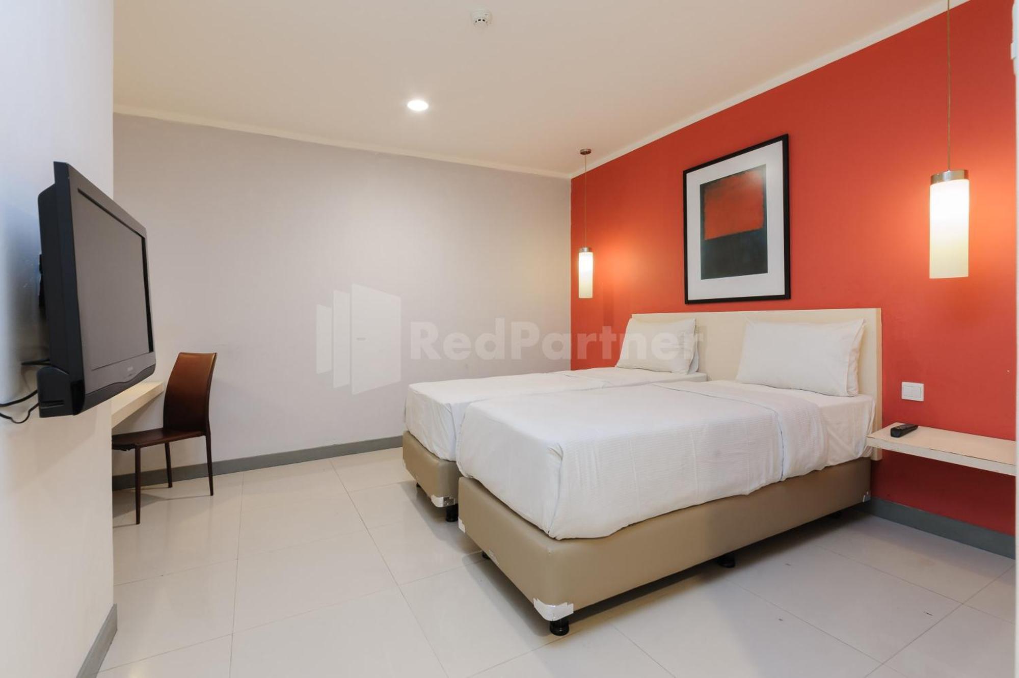 Metro Near Kota Tua Mitra Reddoorz Hotel 3*